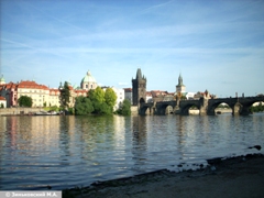 Прага. Вид на Карлов мост со стороны левого берега Влтавы